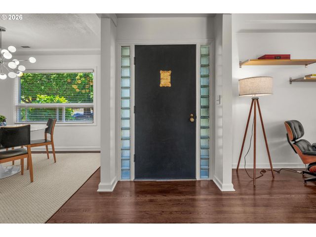 8460 Sw FAIRWAY Dr, Portland, OR 97225