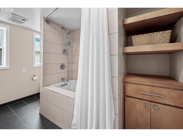 8460 Sw FAIRWAY Dr, Portland, OR 97225