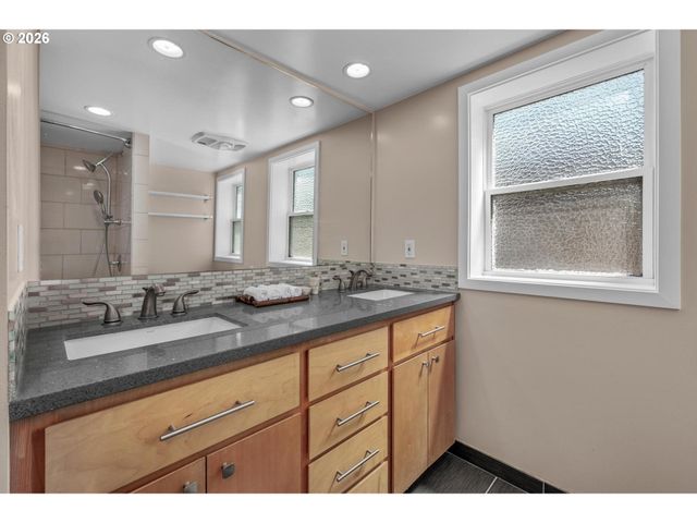 8460 Sw FAIRWAY Dr, Portland, OR 97225