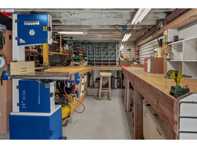 8460 Sw FAIRWAY Dr, Portland, OR 97225