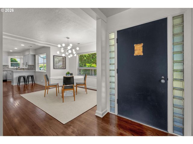8460 Sw FAIRWAY Dr, Portland, OR 97225