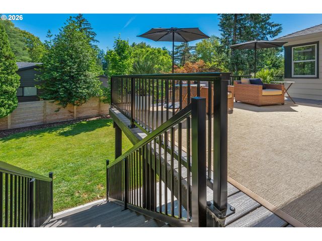8460 Sw FAIRWAY Dr, Portland, OR 97225