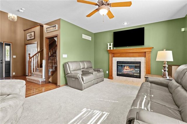 705 SE 11th Terrace, Lee's Summit, MO 64081