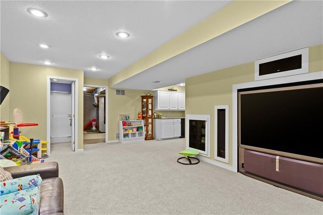 705 SE 11th Terrace, Lee's Summit, MO 64081