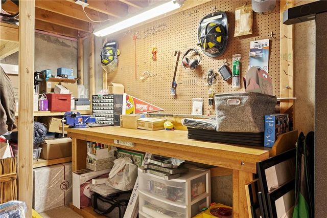 705 SE 11th Terrace, Lee's Summit, MO 64081