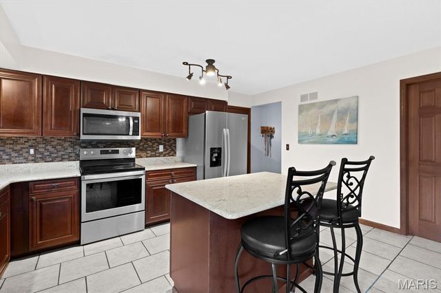 1024 Hickory Point, Collinsville, IL 62234