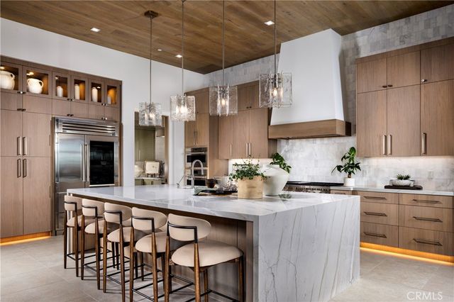 564 PENINSULA, Irvine, CA 92602