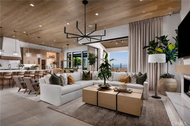 564 PENINSULA, Irvine, CA 92602