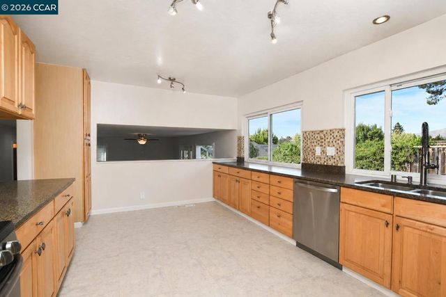 1325 New Hampshire Dr, Concord, CA 94521