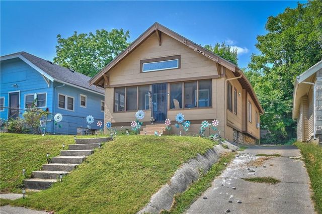 4216 college Avenue, Kansas City, MO 64130