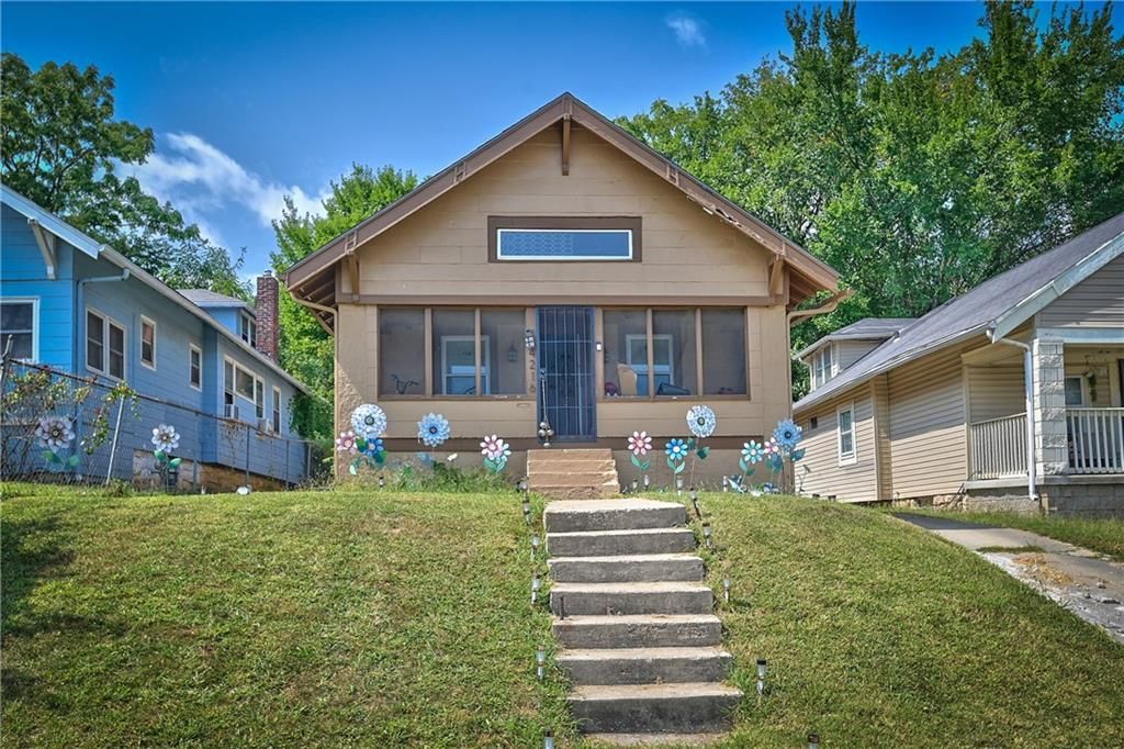 4216 college Avenue, Kansas City, MO 64130