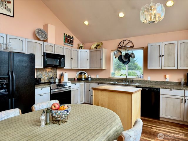 189 N Razor Clam Drive SW, Ocean Shores, WA 98569