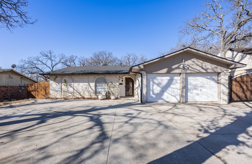 6704 Trailwood Drive, Forest Hill, TX 76140 — exterior