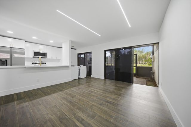 1391 E GOLFVIEW Drive 1391, Pembroke Pines, FL 33026