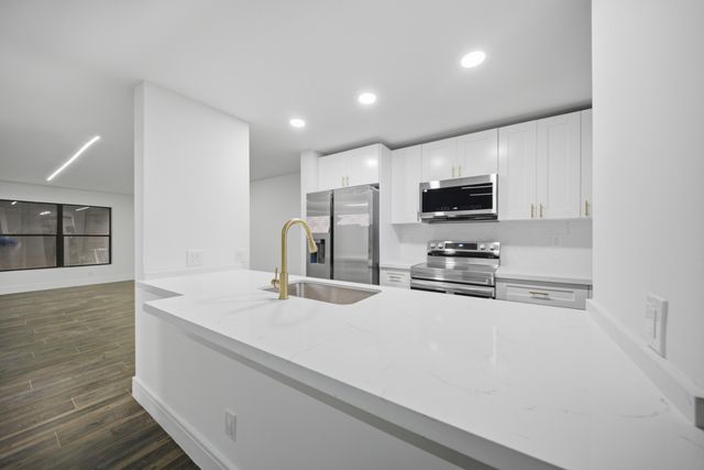 1391 E GOLFVIEW Drive 1391, Pembroke Pines, FL 33026