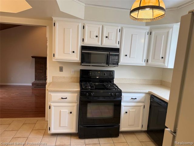 47071 Savannah Drive, Macomb, MI 48044