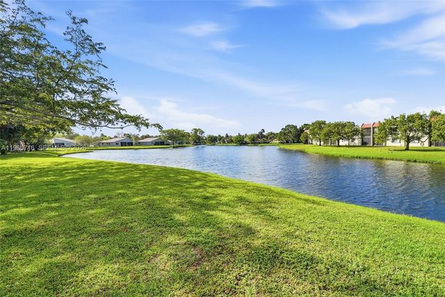 567 Racquet Club Rd 18, Weston, FL 33326