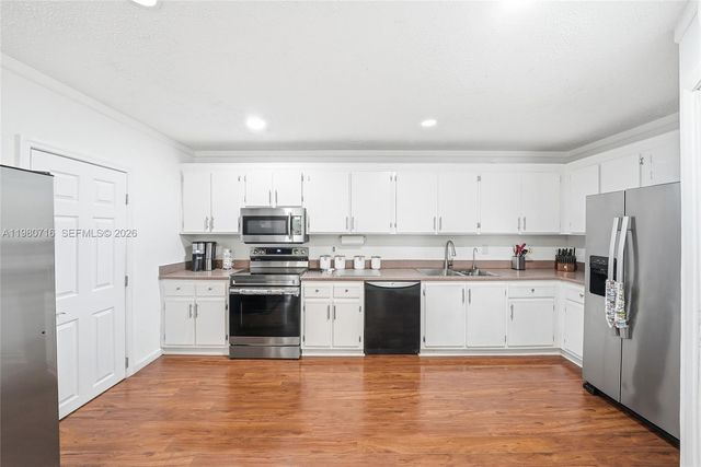 567 Racquet Club Rd 18, Weston, FL 33326