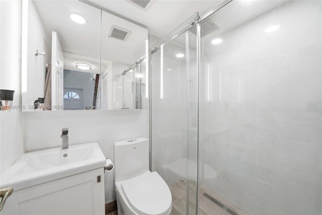 567 Racquet Club Rd 18, Weston, FL 33326