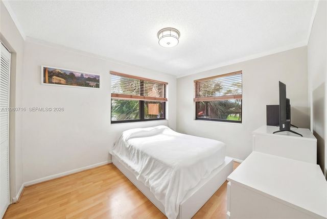 567 Racquet Club Rd 18, Weston, FL 33326