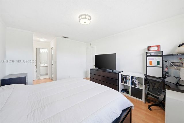 567 Racquet Club Rd 18, Weston, FL 33326