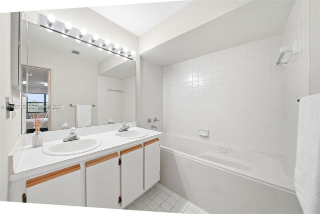 567 Racquet Club Rd 18, Weston, FL 33326