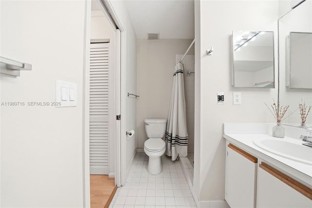 567 Racquet Club Rd 18, Weston, FL 33326