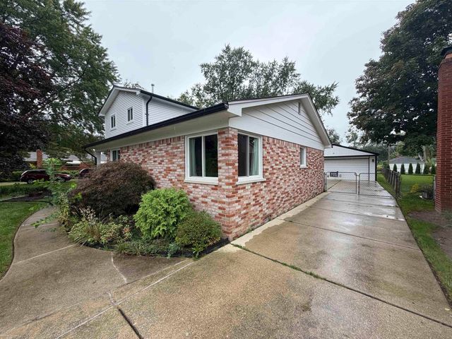 24050 Lakewood Street, Saint Clair Shores, MI 48082