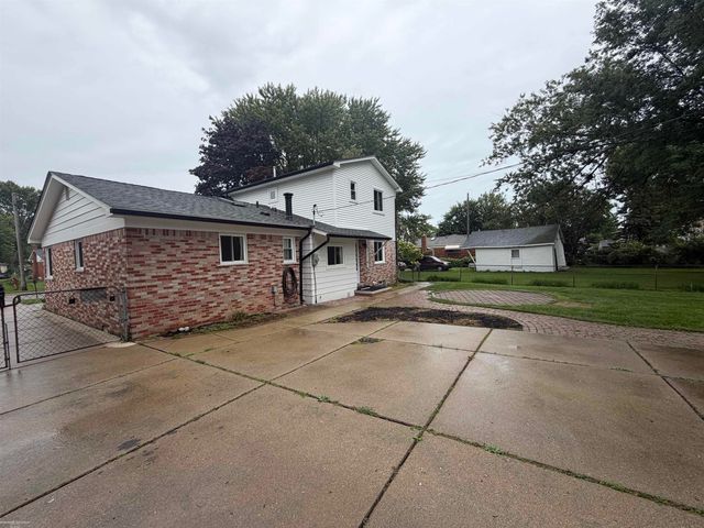 24050 Lakewood Street, Saint Clair Shores, MI 48082