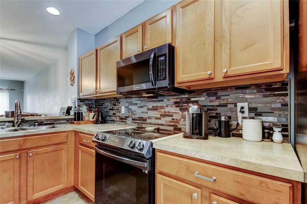 Image 11 of property listing at 8504 GABLEBEND WAY, Tampa, FL 33647