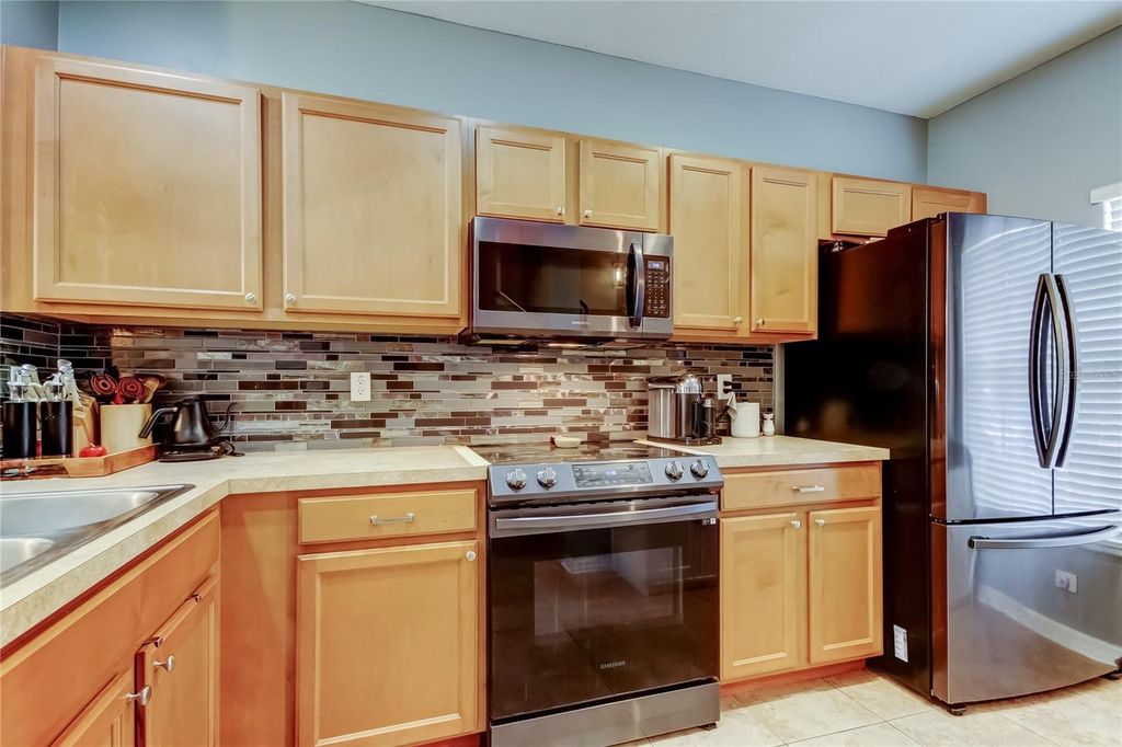 Image 14 of property listing at 8504 GABLEBEND WAY, Tampa, FL 33647