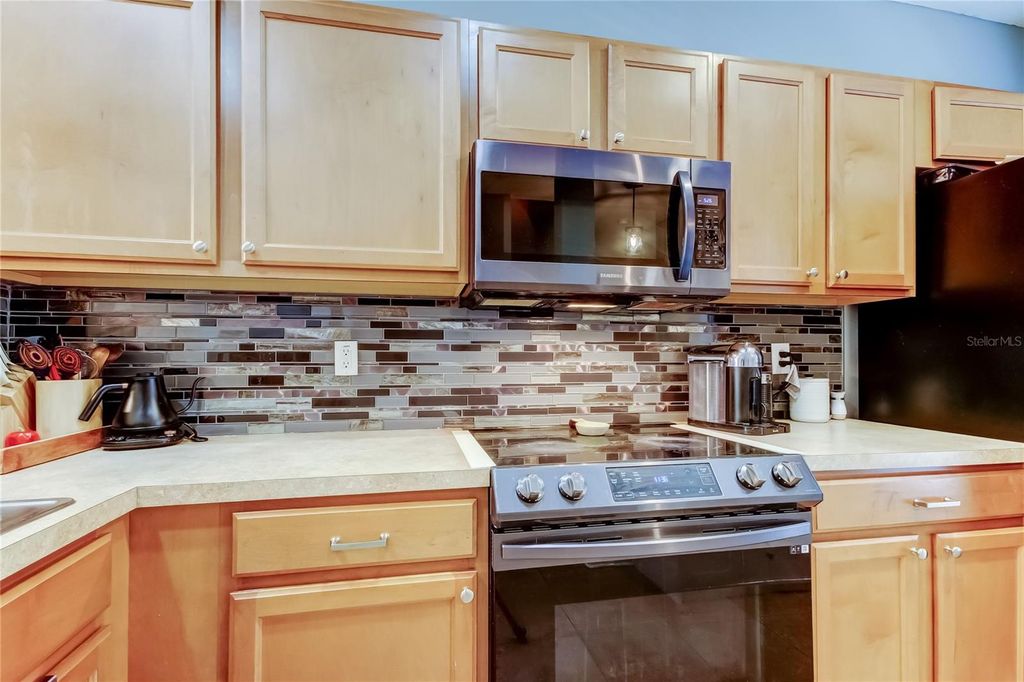 Image 15 of property listing at 8504 GABLEBEND WAY, Tampa, FL 33647