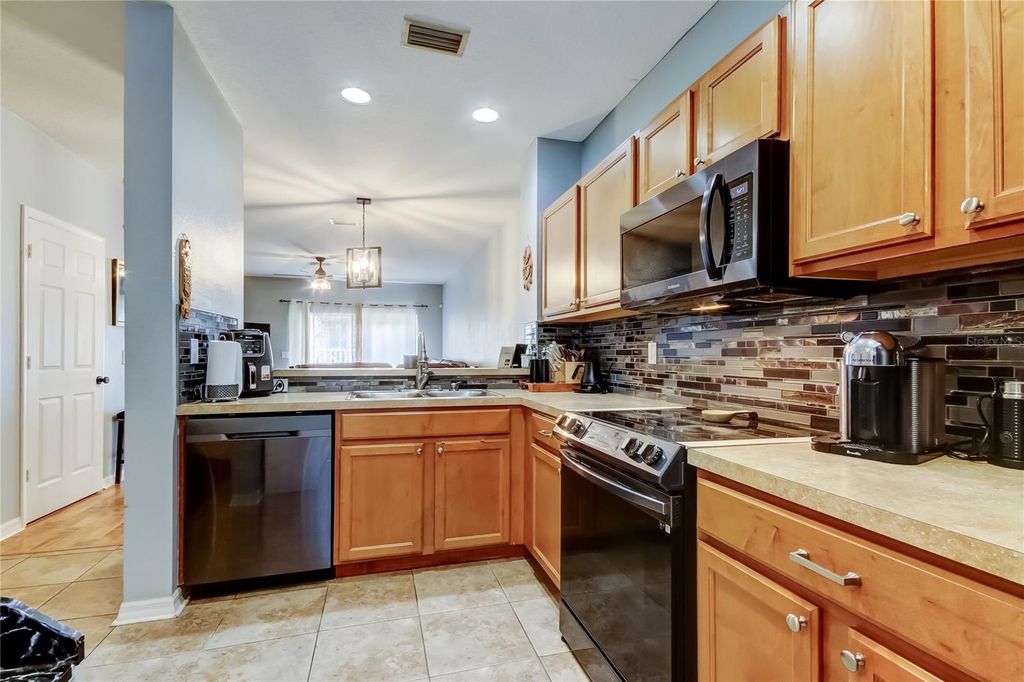 Image 18 of property listing at 8504 GABLEBEND WAY, Tampa, FL 33647