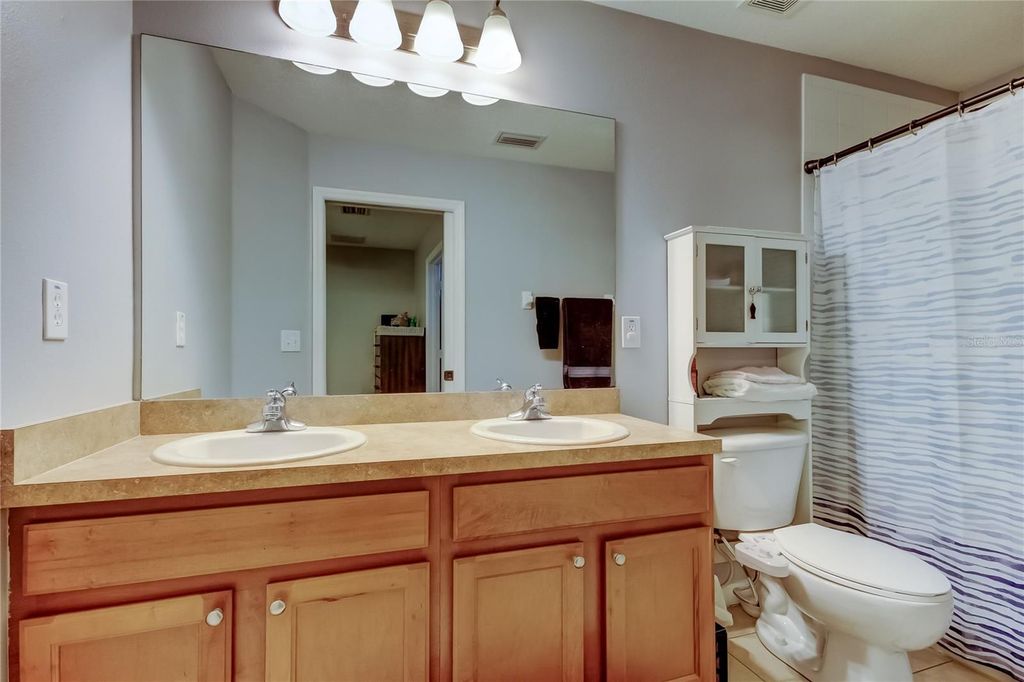 Image 21 of property listing at 8504 GABLEBEND WAY, Tampa, FL 33647