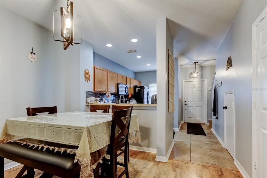 Image 4 of property listing at 8504 GABLEBEND WAY, Tampa, FL 33647