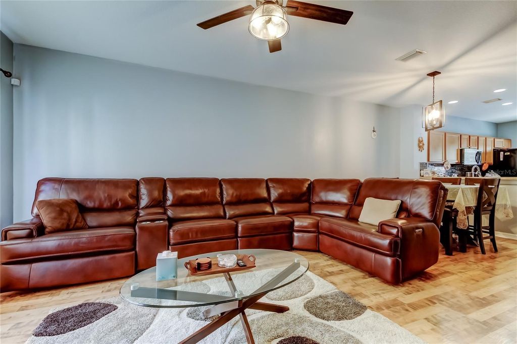 Image 7 of property listing at 8504 GABLEBEND WAY, Tampa, FL 33647