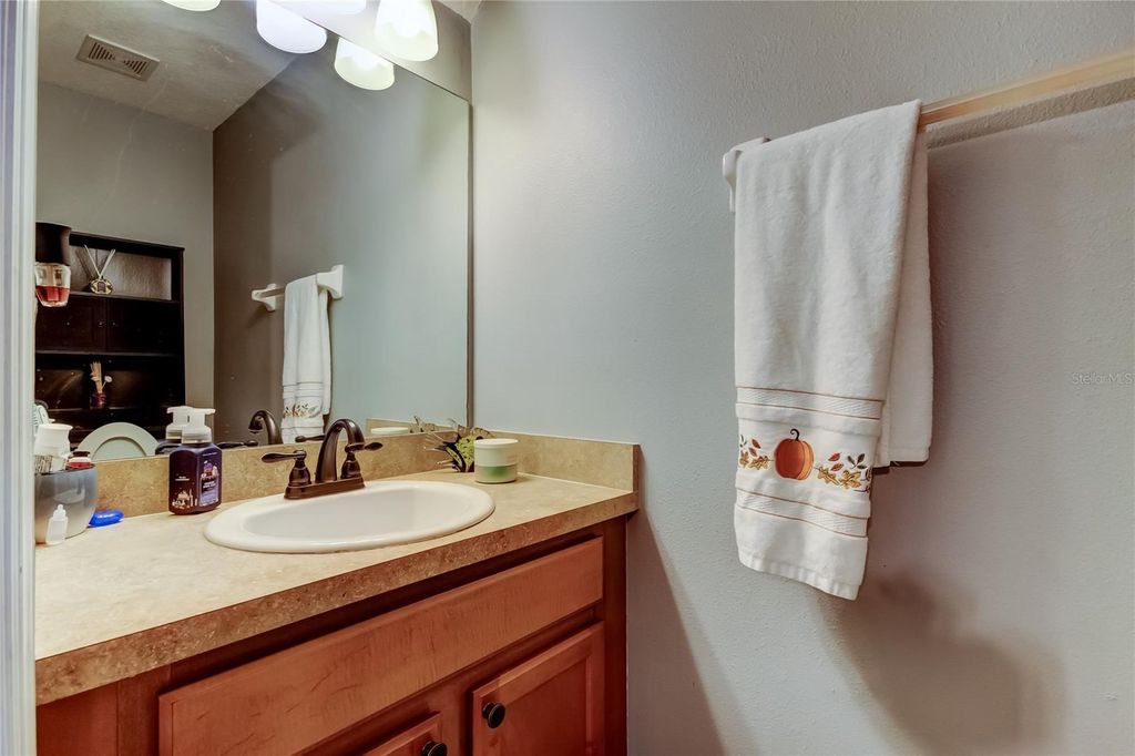 Image 8 of property listing at 8504 GABLEBEND WAY, Tampa, FL 33647