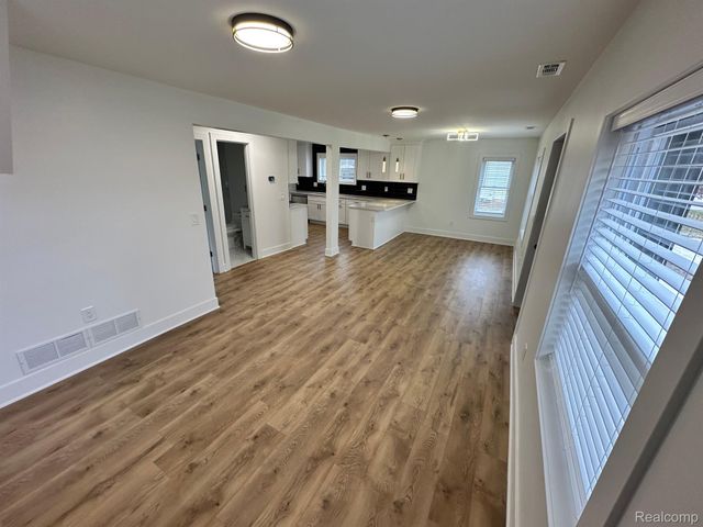 1686 BEECH, Troy, MI 48083