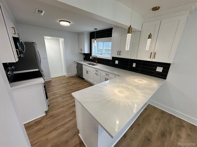1686 BEECH, Troy, MI 48083