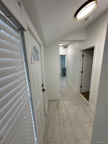 1686 BEECH, Troy, MI 48083