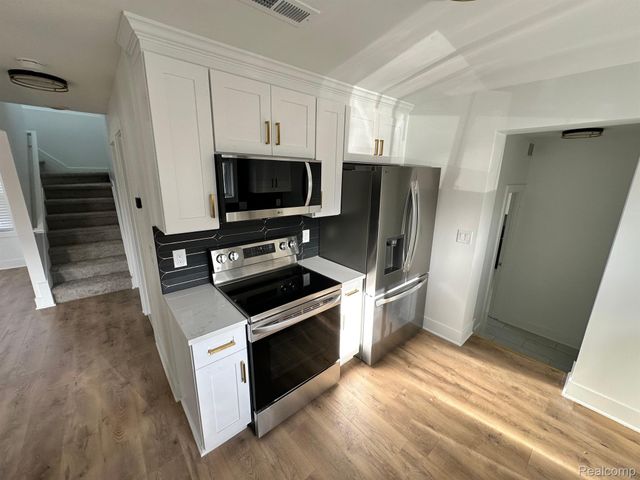 1686 BEECH, Troy, MI 48083