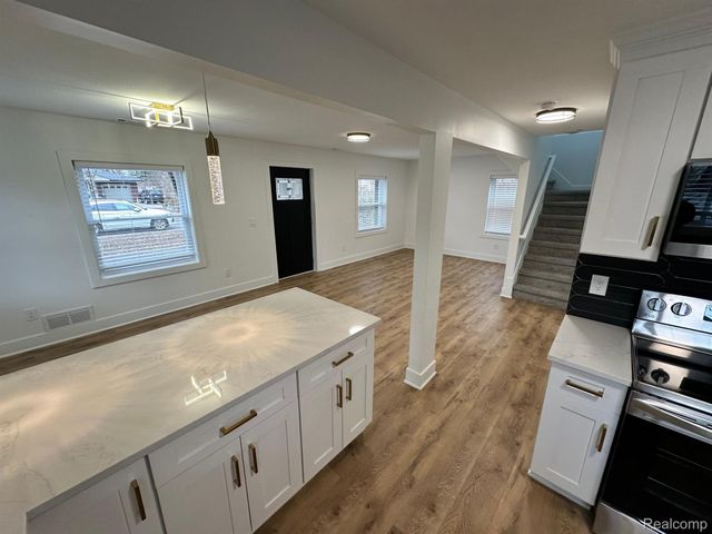 1686 BEECH, Troy, MI 48083