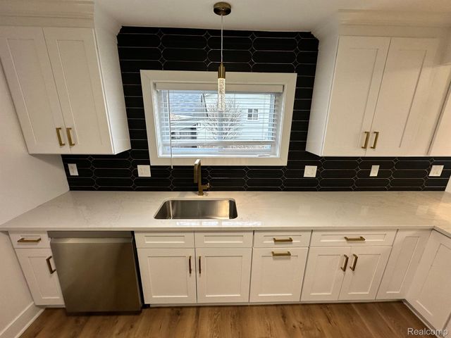 1686 BEECH, Troy, MI 48083