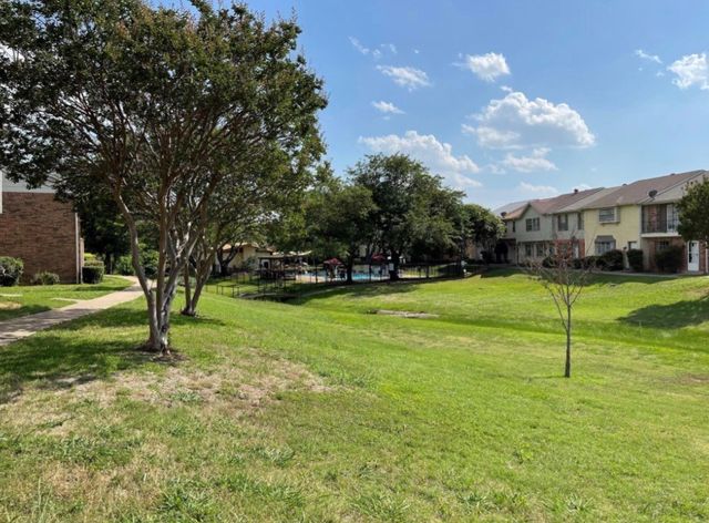 27 E Mountain Creek Court 5, Grand Prairie, TX 75052