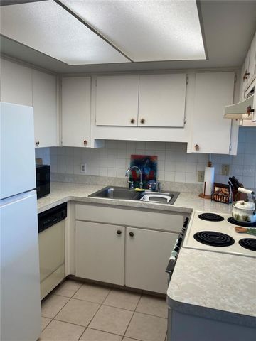 4313 TAHITIAN GARDENS CIRCLE CIRCLE B, Holiday, FL 34691