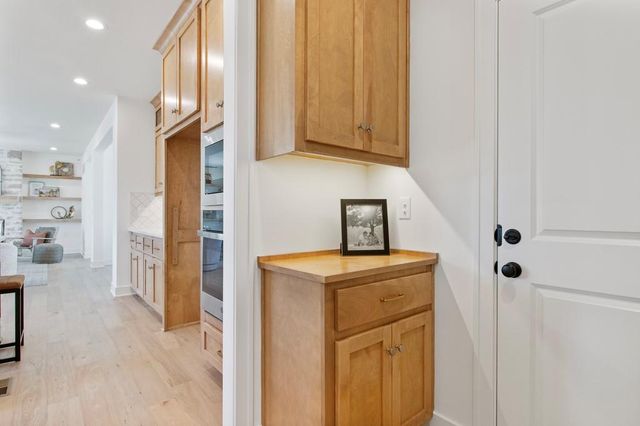 2700 NE Crestview Street, Blue Springs, MO 64029