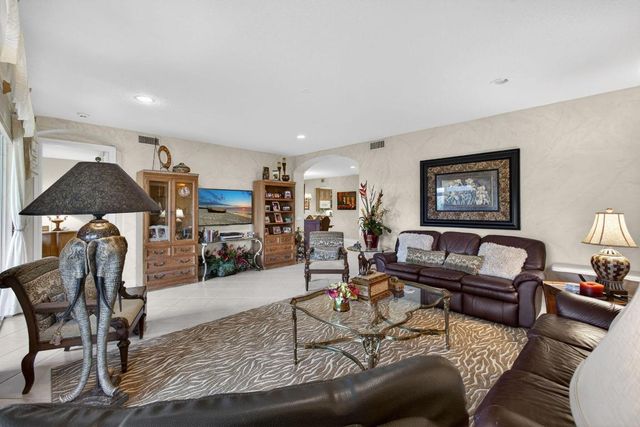 113 Palm Point Circle A, Palm Beach Gardens, FL 33418