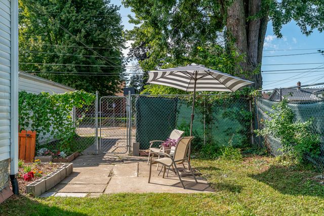 2125 Grove Street, Davenport, IA 52804