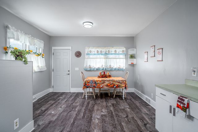 2125 Grove Street, Davenport, IA 52804