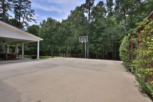 390 Camden Hills W, Montgomery, TX 77356